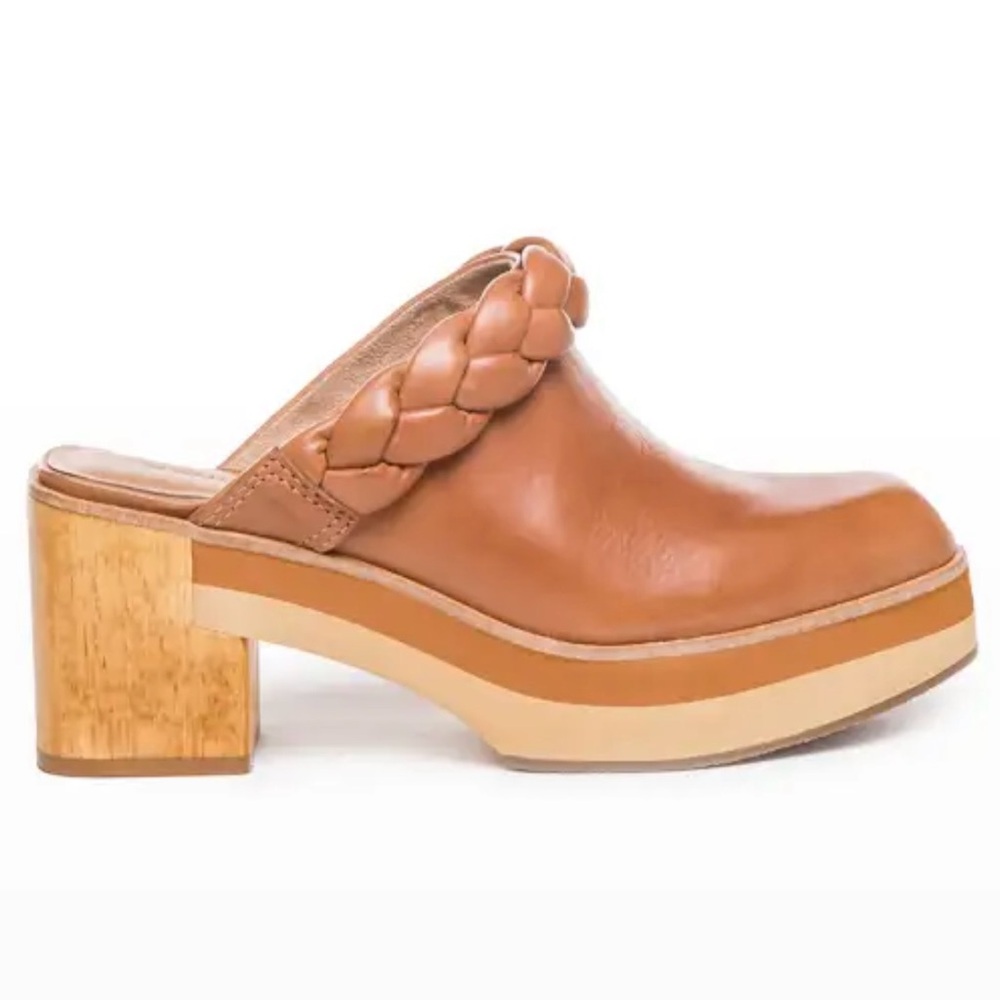 Braided Leather Clogs in Tan Saffia Mule